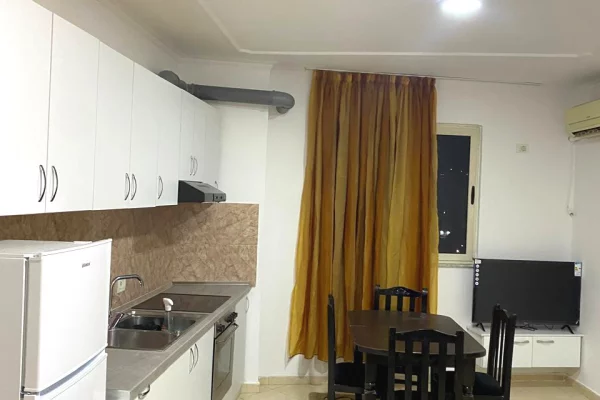 Astir,perballe Kompleksit Molla jepet me qera apartament 2+1,i mobiluar.  48,000Leke