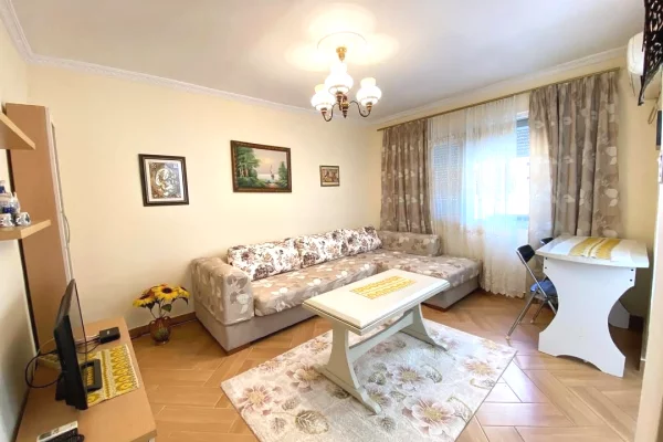Rr.Mine Peza,prane Prokurorise Tirane jepet me qera apartament 1+1 i mobiluar.55,000Leke