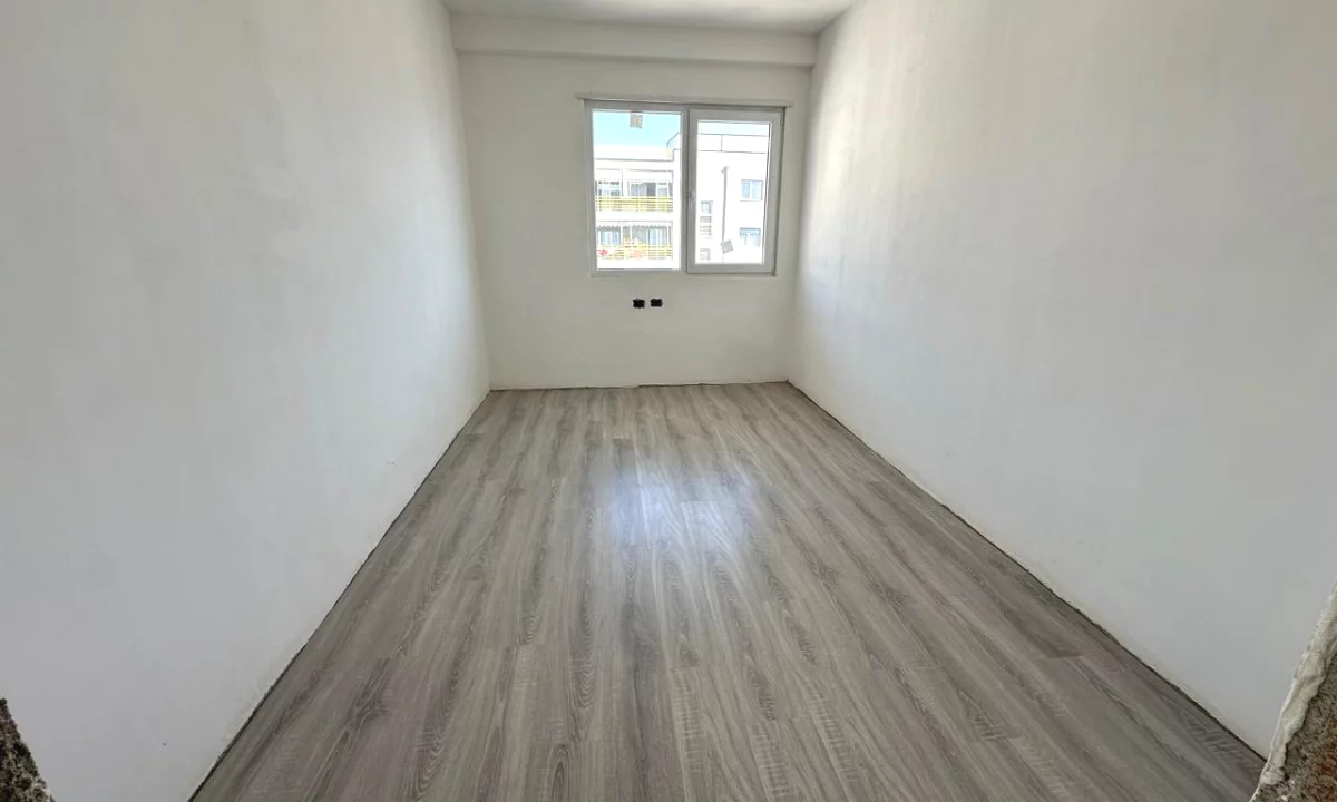 Rruga Dritan Hoxha,jepet me qera ambient biznesi per zyra 2+1+2,bosh 75,000L(neto)