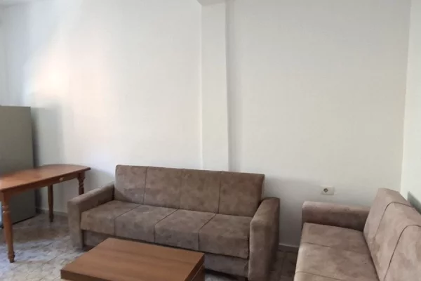 🏢Rruga e Durresit,jepet me qera apartament 1+1 e mobiluar 50,000Leke