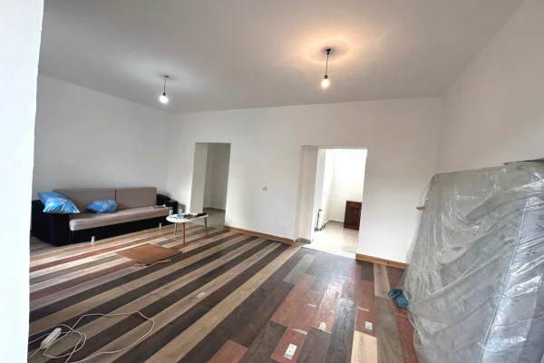 🏡Rr.Barrikadave,jepet me qera 2+1,pjeserisht e mobiluar. 50,000Leke 