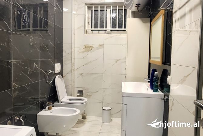 Shtepi ne shitje Apartament ne Tirane, 2+1, Mobilimi E mobiluar, Pagesa 130,000  Euro.