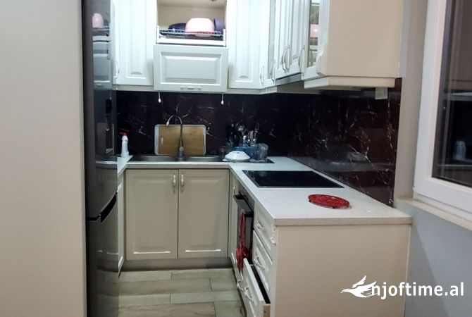 Shtepi ne shitje Apartament ne Tirane, 2+1, Mobilimi E mobiluar, Pagesa 130,000  Euro.