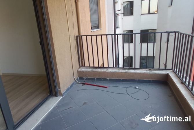 Shtepi ne shitje Apartament ne Tirane, 1+1, Mobilimi Pjeserisht e mobiluar, Pagesa 98,000  Euro.