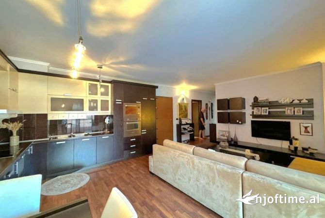 Shtepi ne shitje Apartament ne Tirane, 2+1, Mobilimi E mobiluar, Pagesa 225,000  Euro.