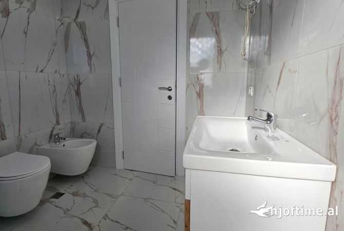 Shtepi ne shitje Apartament ne Tirane, 1+1, Mobilimi Bosh, pa mobiluar, Pagesa 132,000  Euro.