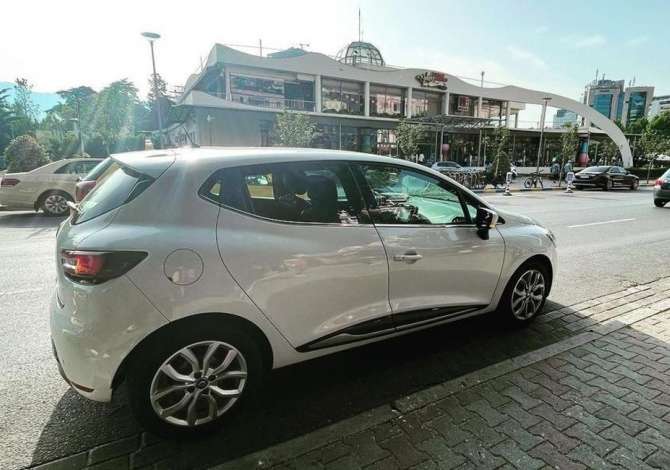 Jepet makina Renault Clio me qera duke filluar nga 40 euro dita.