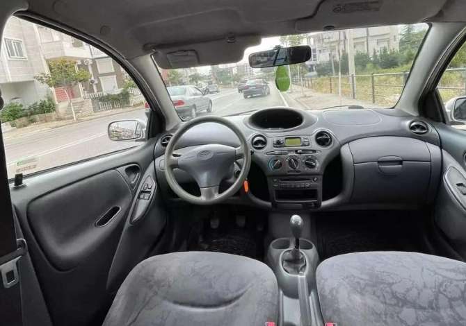Jepet me qera Toyota Yaris duke filluar nga 30 euro dita.