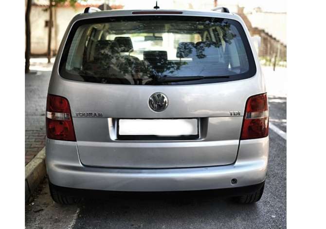 Jepet me qera Wolkswagen Touran 6+1 duke filluar nga 30 euro dita 