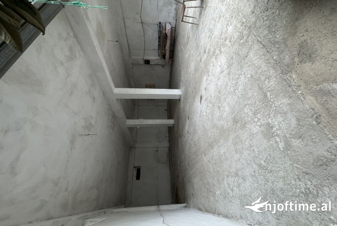 Jepet me qera ambjent 110m2 per magazine ose biznes, Durres