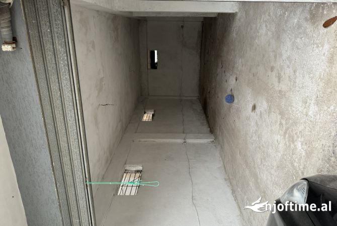 Ambiente Commerciale in Affitto 4+1 a Durazzo - 25,000 Leke
