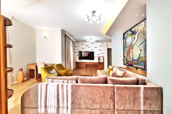 Shtepi me qera 4+1 ne Tirane - 1,300 Euro