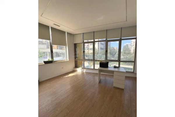 Ambient biznesi me qera 3+1 ne Tirane - 3,999 Euro