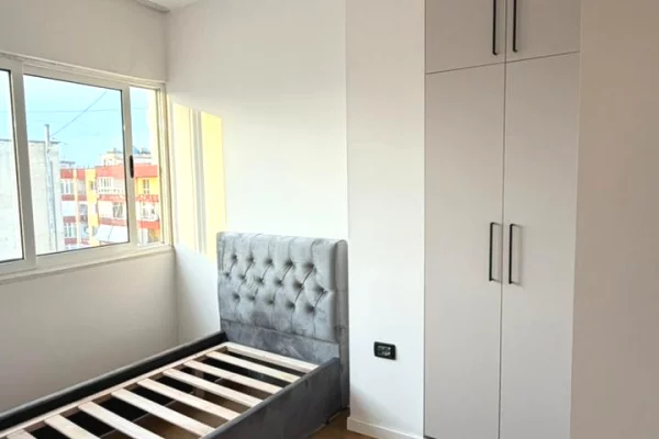 Shtepi ne shitje Apartament ne Tirane, 2+1, Mobilimi E mobiluar, Pagesa 126,999  Euro.