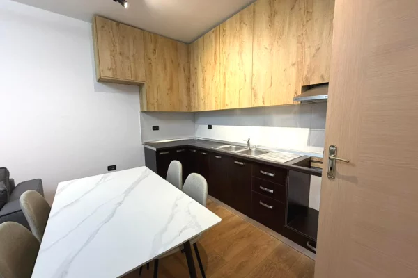 Shtepi ne shitje Apartament ne Tirane, 2+1, Mobilimi E mobiluar, Pagesa 126,999  Euro.