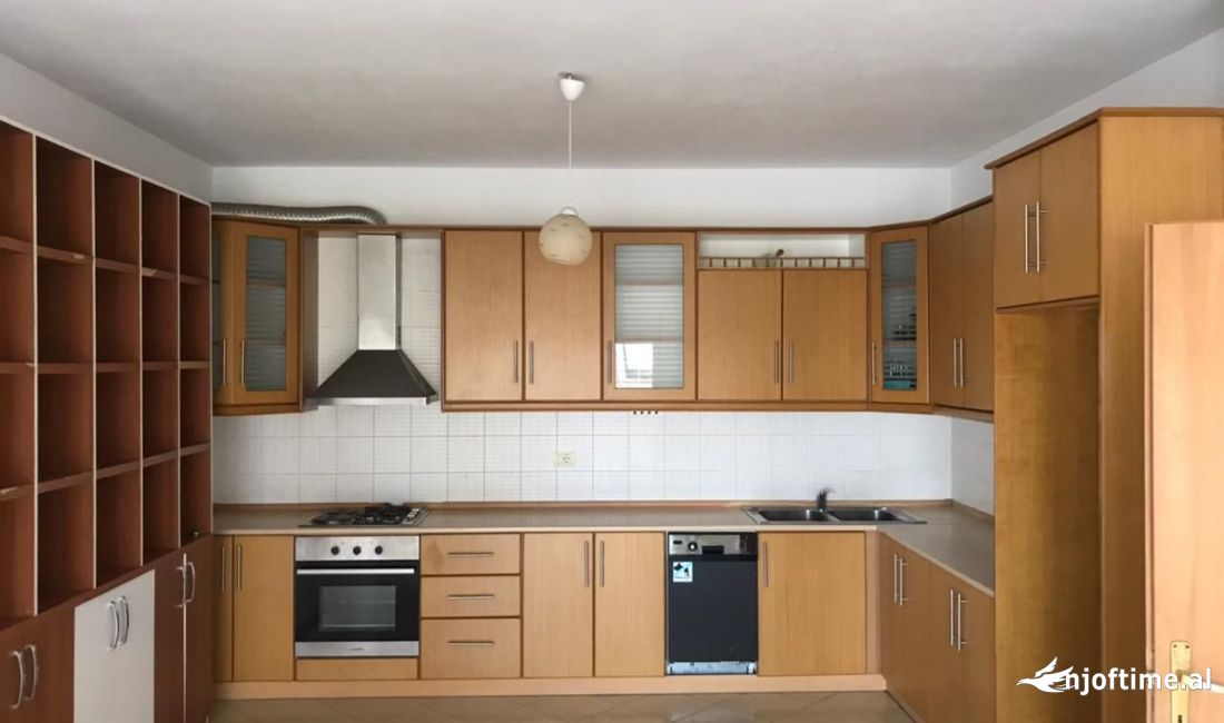 Shtepi me qera Apartament ne Tirane, 2+1, Mobilimi Pjeserisht e mobiluar, Pagesa 600  Euro.