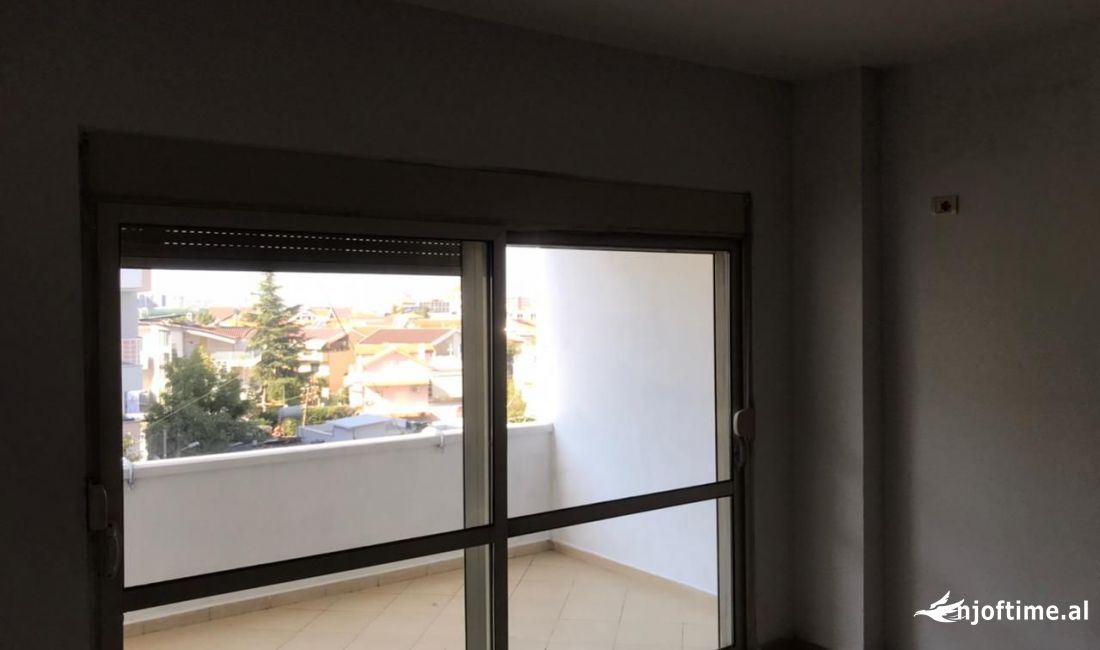 Shtepi me qera Apartament ne Tirane, 2+1, Mobilimi Pjeserisht e mobiluar, Pagesa 590  Euro.