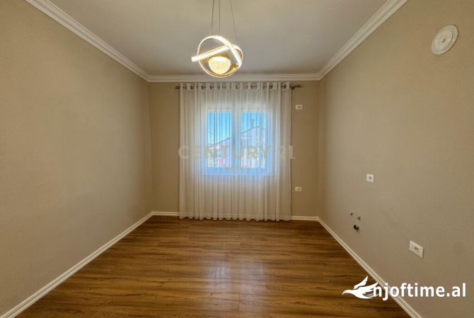 Shtepi ne shitje Apartament ne Tirane, 1+1, Mobilimi Bosh, pa mobiluar, Pagesa 125,000  Euro.