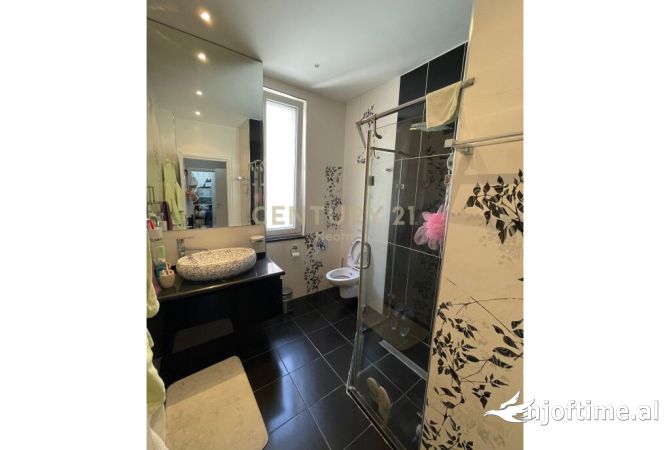 Shtepi ne shitje Apartament ne Tirane, 3+1, Mobilimi E mobiluar, Pagesa 320,000  Euro.