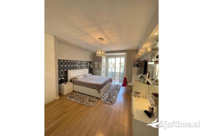 Shtepi ne shitje Apartament ne Tirane, 3+1, Mobilimi E mobiluar, Pagesa 320,000  Euro.