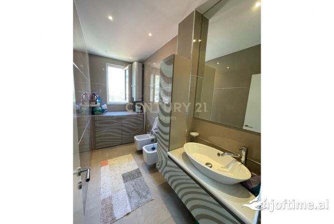 Shtepi ne shitje Apartament ne Tirane, 3+1, Mobilimi E mobiluar, Pagesa 320,000  Euro.