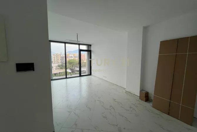 Ambiente Commerciale in Affitto 3+1 a Tirana - 1,000 Euro