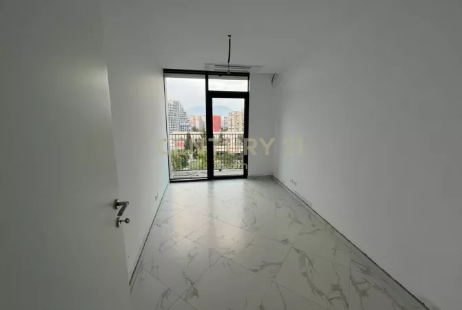 Ambiente Commerciale in Affitto 3+1 a Tirana - 1,000 Euro
