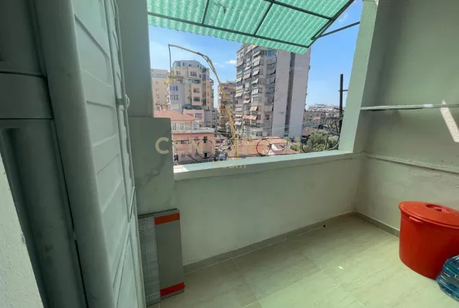 Shtepi me qera Apartament ne Tirane, 3+1, Mobilimi Pjeserisht e mobiluar, Pagesa 750  Euro.