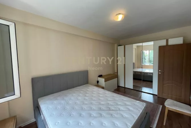 Shtepi me qera Apartament ne Tirane, 3+1, Mobilimi E mobiluar, Pagesa 1,100  Euro.