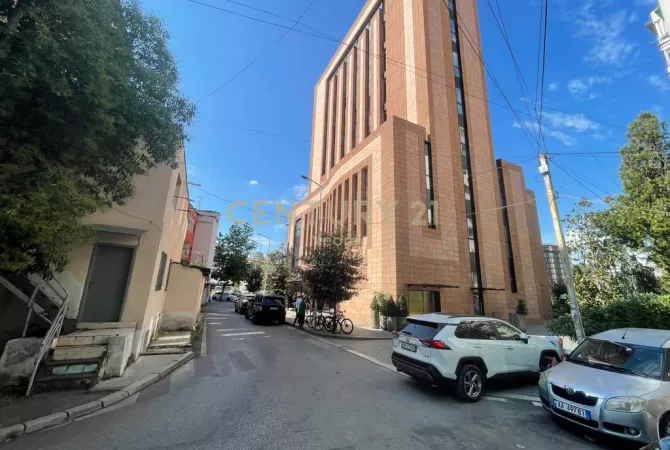 Ambient biznesi me qera 3+1 ne Tirane - 700 Euro