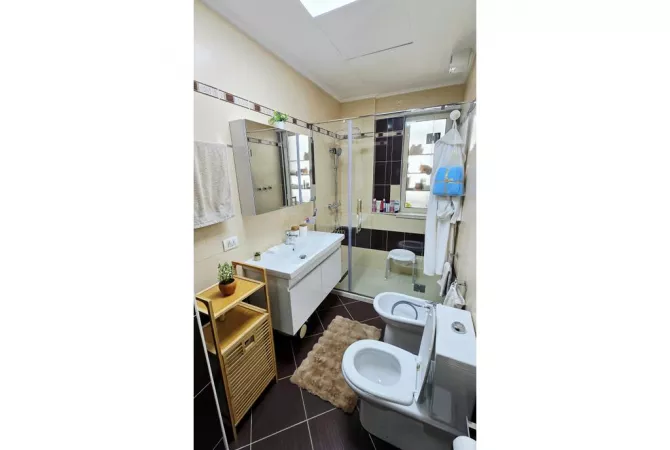 Shtepi me qera Apartament ne Tirane, 3+1, Mobilimi E mobiluar, Pagesa 1,350  Euro.