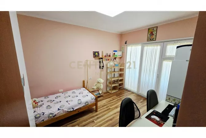 Shtepi me qera Apartament ne Tirane, 3+1, Mobilimi E mobiluar, Pagesa 1,350  Euro.