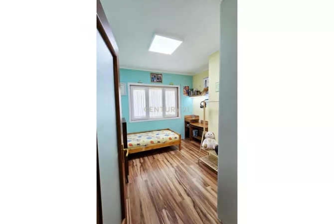 Shtepi me qera Apartament ne Tirane, 3+1, Mobilimi E mobiluar, Pagesa 1,350  Euro.