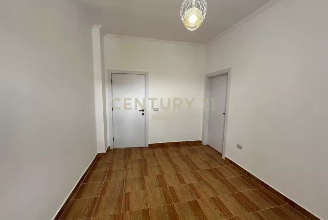 Shtepi me qera Apartament ne Tirane, 3+1, Mobilimi E mobiluar, Pagesa 700  Euro.