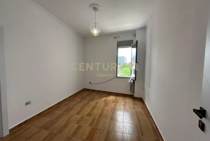Shtepi me qera Apartament ne Tirane, 3+1, Mobilimi E mobiluar, Pagesa 700  Euro.
