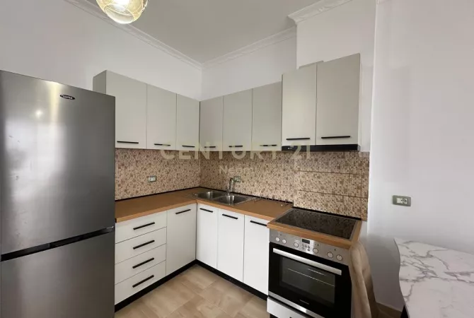 Shtepi me qera Apartament ne Tirane, 3+1, Mobilimi E mobiluar, Pagesa 700  Euro.