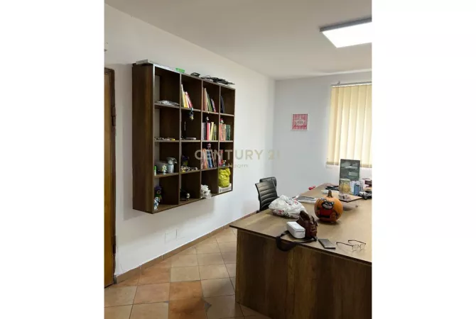 Ambiente Commerciale in Affitto 3+1 a Tirana - 800 Euro