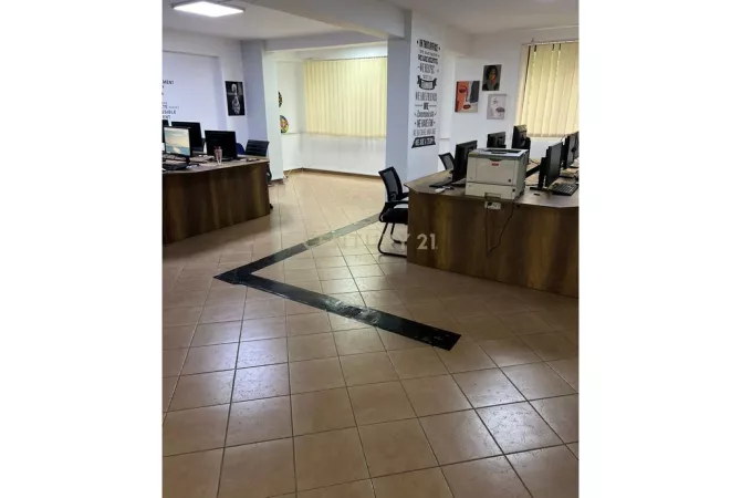 Ambiente Commerciale in Affitto 3+1 a Tirana - 800 Euro