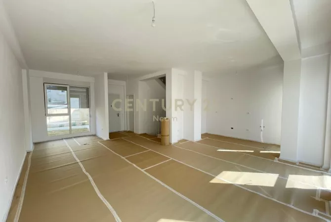 Shtepi me qera 4+1 ne Tirane - 1,800 Euro