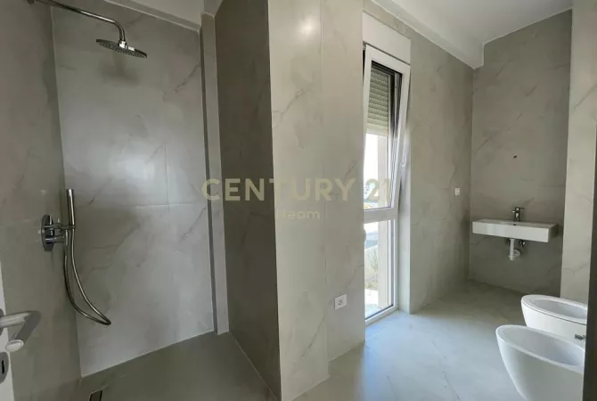 Shtepi me qera 4+1 ne Tirane - 1,800 Euro