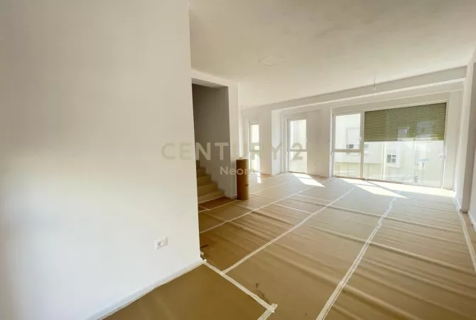 Shtepi me qera Vila Luksoze ne Tirane, 4+1, Mobilimi Bosh, pa mobiluar, Pagesa 1,800  Euro.