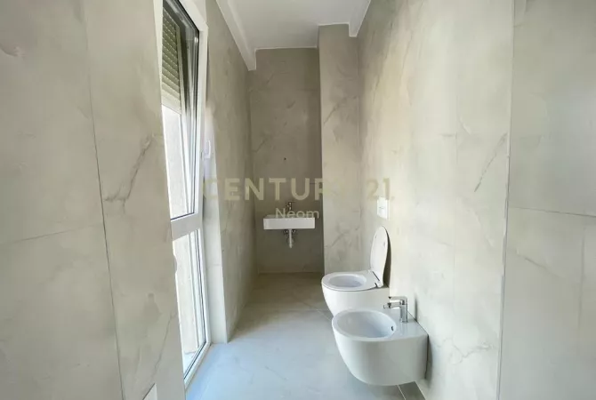 Shtepi me qera Vila Luksoze ne Tirane, 4+1, Mobilimi Bosh, pa mobiluar, Pagesa 1,800  Euro.