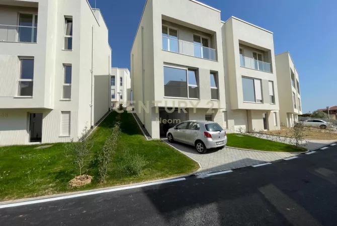 Shtepi me qera Vila Luksoze ne Tirane, 4+1, Mobilimi Bosh, pa mobiluar, Pagesa 1,800  Euro.