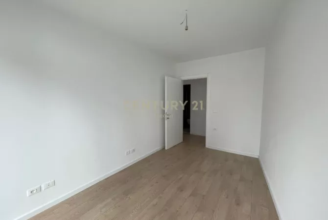 QIRA, AMBIENT PER ZYRA + POST PARKIMI TEK LAKE VIEW! Neom107044