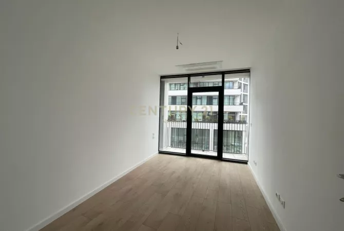 QIRA, AMBIENT PER ZYRA + POST PARKIMI TEK LAKE VIEW! Neom107044