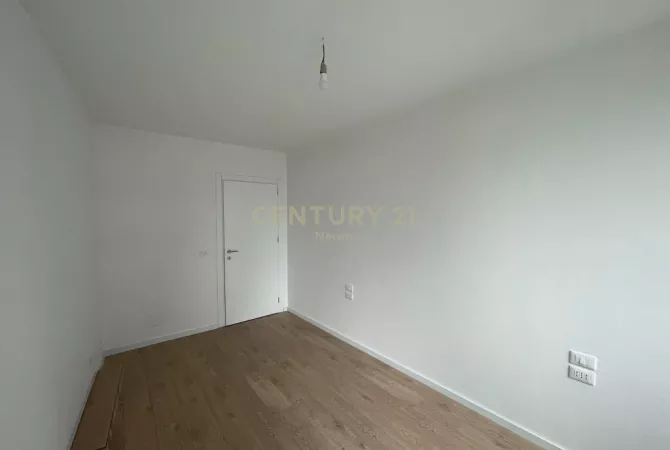 QIRA, AMBIENT PER ZYRA + POST PARKIMI TEK LAKE VIEW! Neom107044