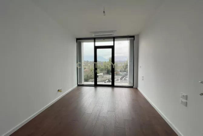 Ambient biznesi me qera 3+1 ne Tirane - 1,350 Euro