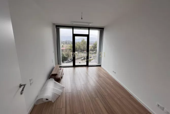 Ambient biznesi me qera 3+1 ne Tirane - 1,350 Euro