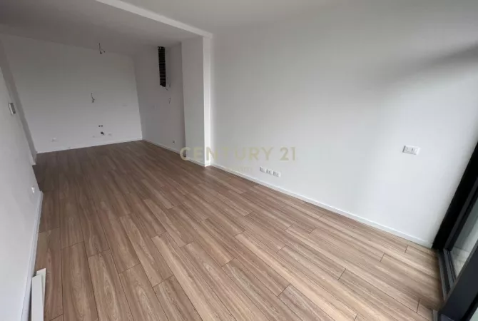 QIRA, AMBIENT PER ZYRA + POST PARKIMI TEK LAKE VIEW! Neom107040