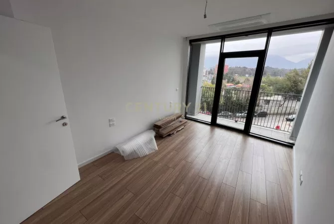 QIRA, AMBIENT PER ZYRA + POST PARKIMI TEK LAKE VIEW! Neom107040